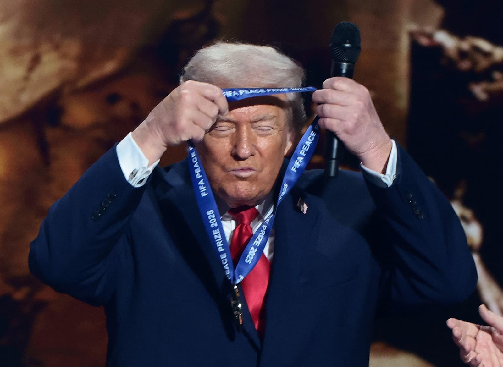 Recibe Trump el Premio FIFA de la Paz durante ceremonia en Washington