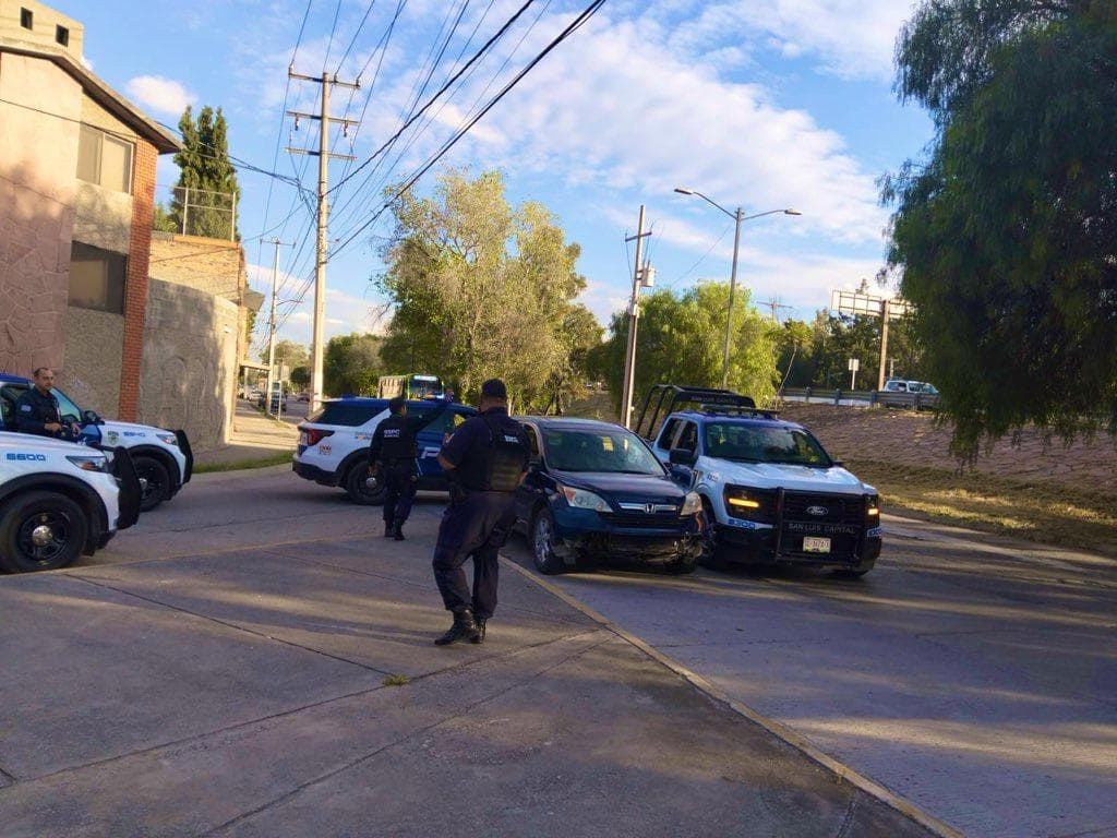 Aseguran camioneta con armas de uso exclusivo del Ejército fuera del Parque Tangamanga I