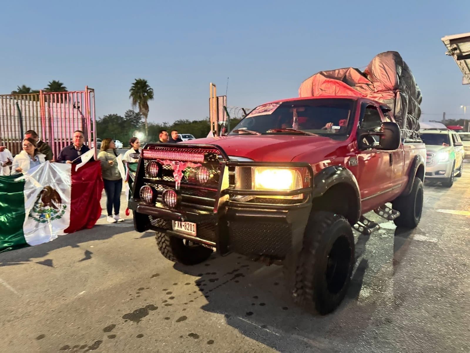Llegan caravanas de migrantes potosinos para reunirse con sus familiares