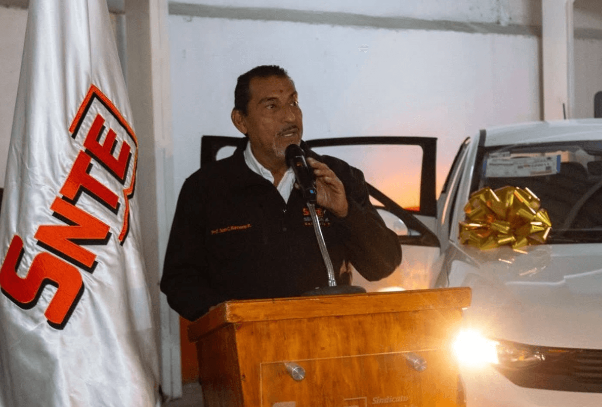Rifa SNTE autos de lujo a docentes en posada navideña