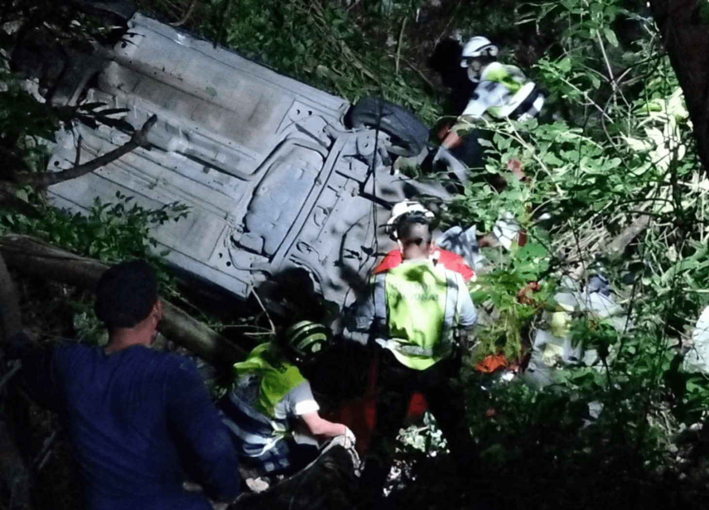 Cae vehículo a un barranco tras salir del camino en la Valles–Rioverde