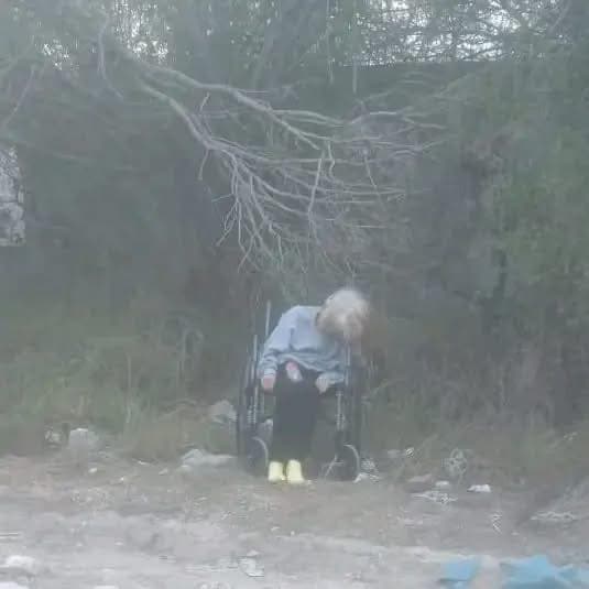 Abandonan a ancianita sobre la carretera a Playa Bagdad