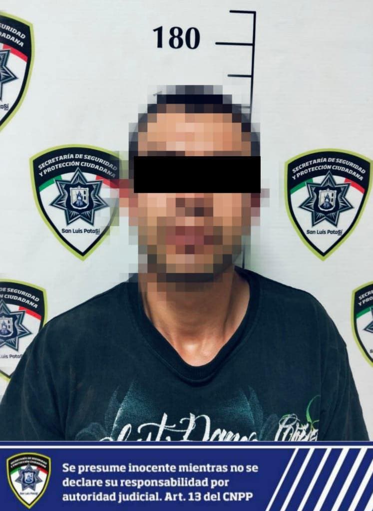 Agarran a malandro escondido detrás de una maceta