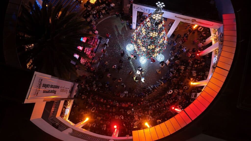 Enciende Galindo espectacular Árbol Navideño en la UAM