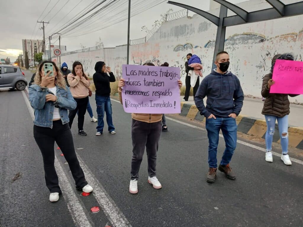 Bloquean la 57 padres inconformes por cierre de guardería