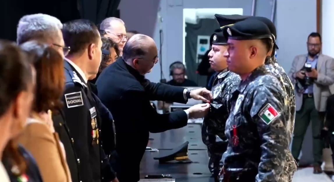 Entrega Galindo condecoraciones a agentes capitalinos por el Día del Policía