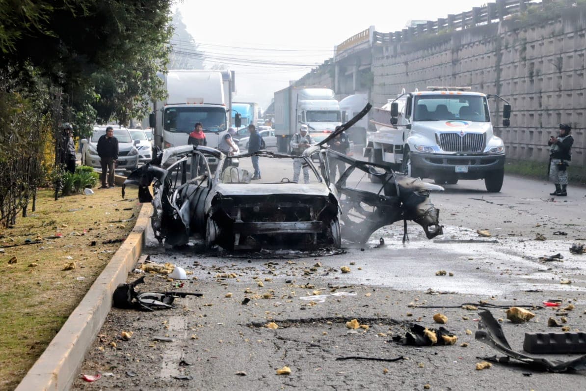 Explota taxi que transportaba pirotecnia en la México–Toluca