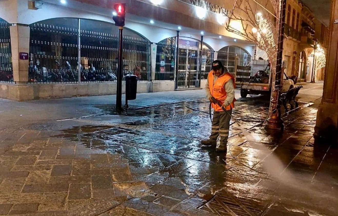 Realizan labores de hidrolavado en pasajes del Centro Histórico