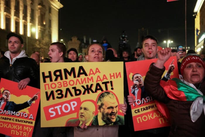 Aprueban dimisión del gobierno de Bulgaria tras protestas masivas