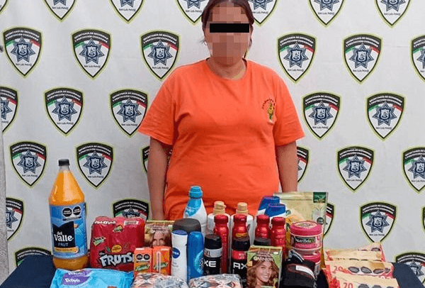 Detienen a mujer robando mercancía de una tienda Bodega Aurrera