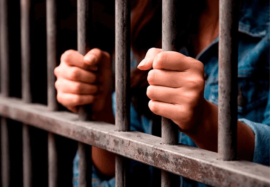 Detienen a mujer por atacar a funcionario público con perfiles falsos de Facebook