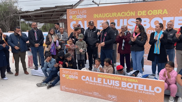 Entrega Enrique Galindo obras en Luis Botello
