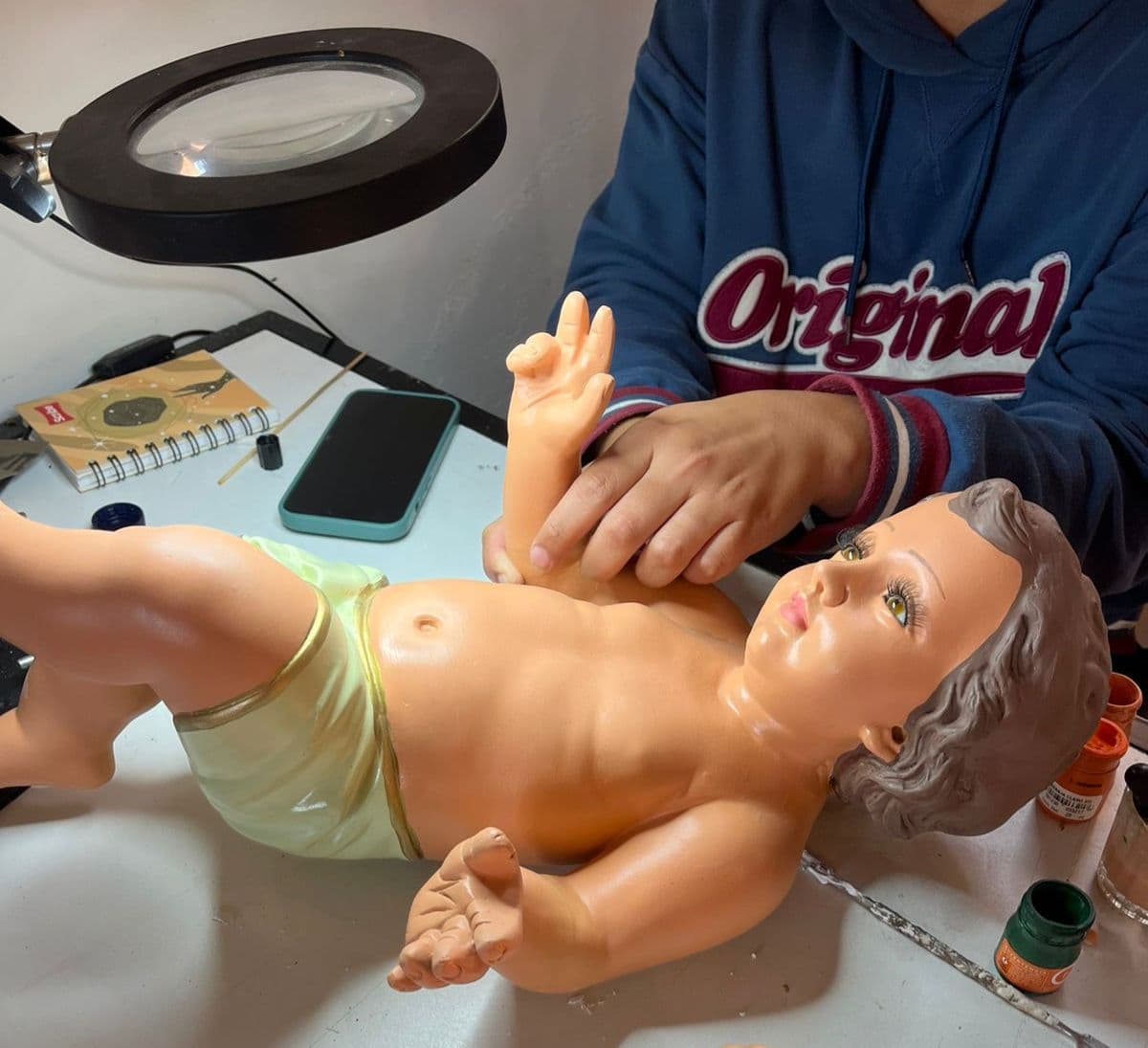 Manos, fe y paciencia: así se restauran los Niños Dios en San Luis Potosí