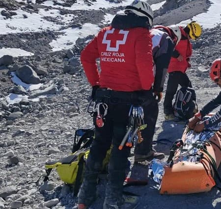 Rescatan con vida a 10 potosinos extraviados en el Pico de Orizaba