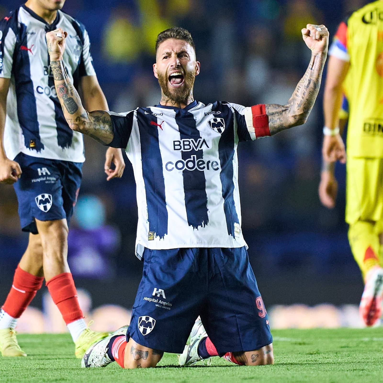 Sergio Ramos celebra el pase de Rayados