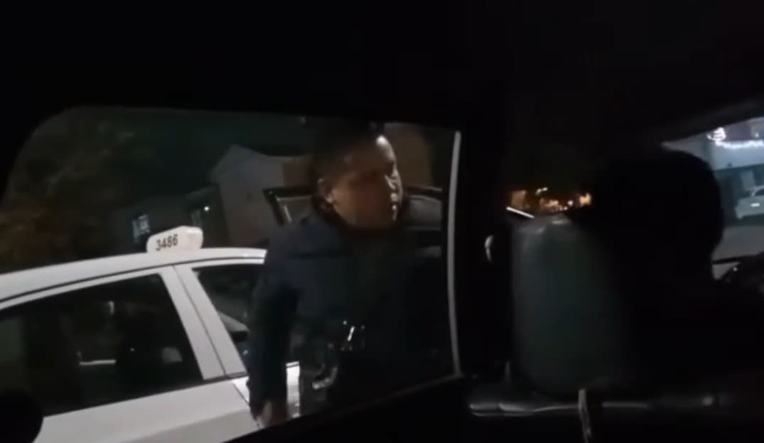 Taxista persigue a abuelito y lo golpea