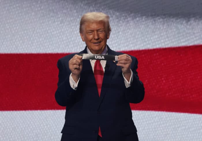 Trump bromea sobre cambiar el nombre del fútbol americano