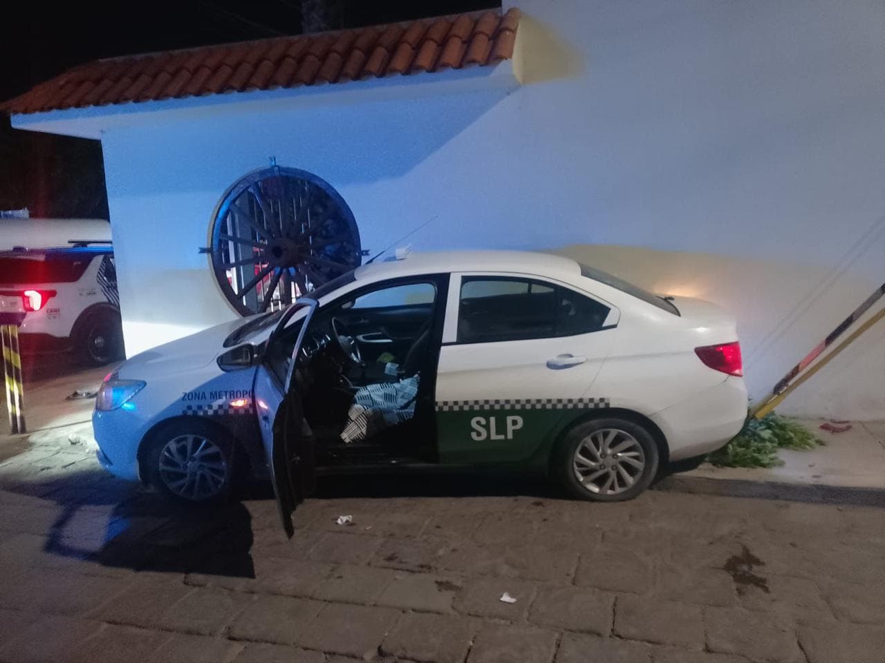 Taxista ebrio provoca choque contra patrulla municipal en 5 de mayo