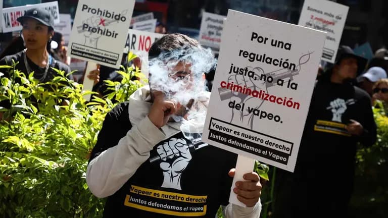 Aprueban prohibición total de vapeadores y cigarrillos electrónicos en México