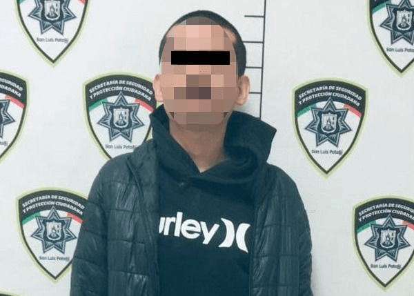 Agarran a hombre ebrio pintarrajeado en Reforma