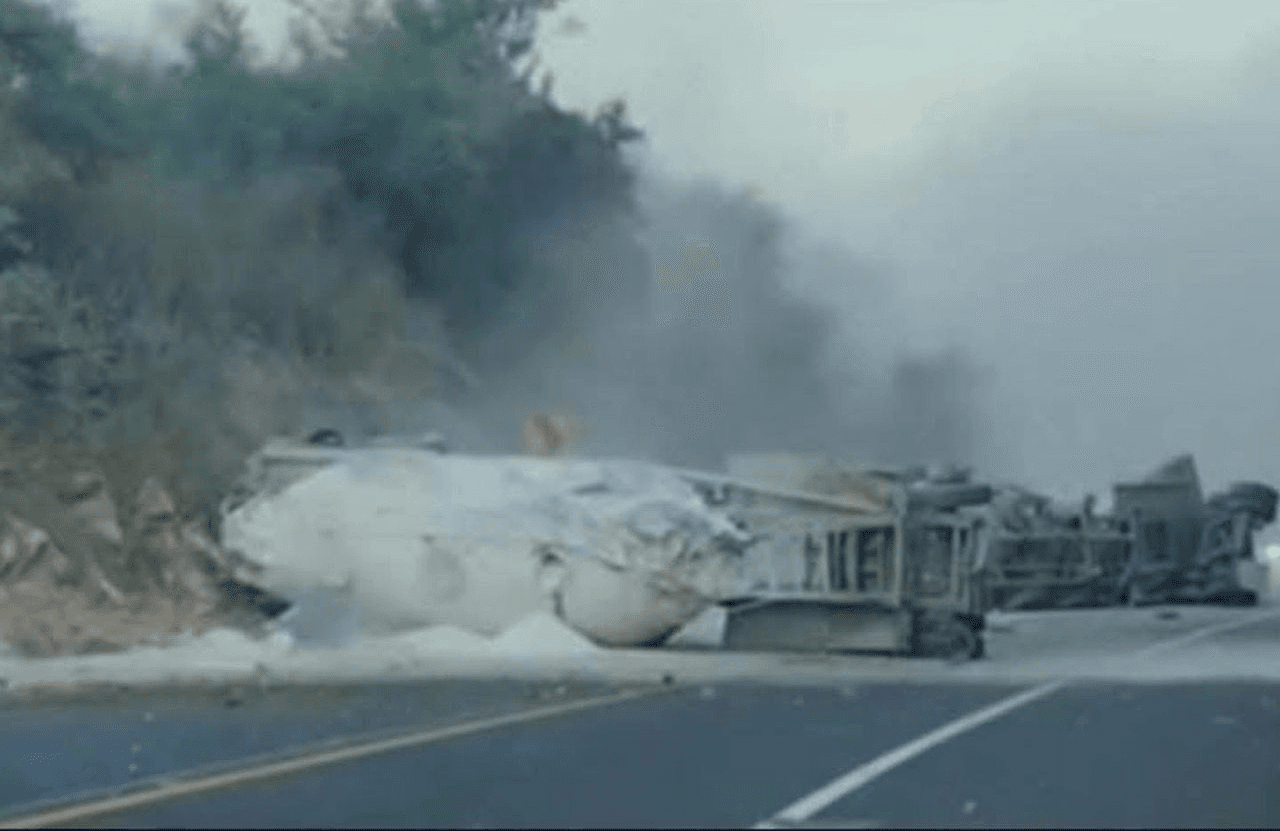 Impacta tráiler contra un cerro en autopista Ciudad Valles - Rayón
