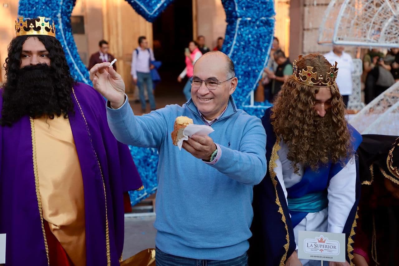 Se reúnen en Plaza de Armas más de 8 mil potosinos para la Rosca de Reyes
