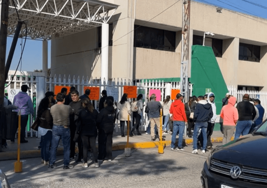 Se manifiestan docentes contra abusos e irregularidades ante la SEGE