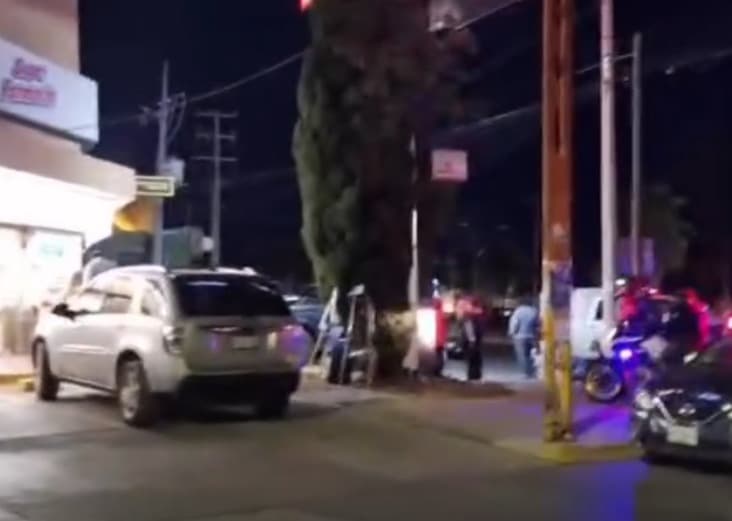 Colapsa un hombre dentro de una farmacia en las Lomas