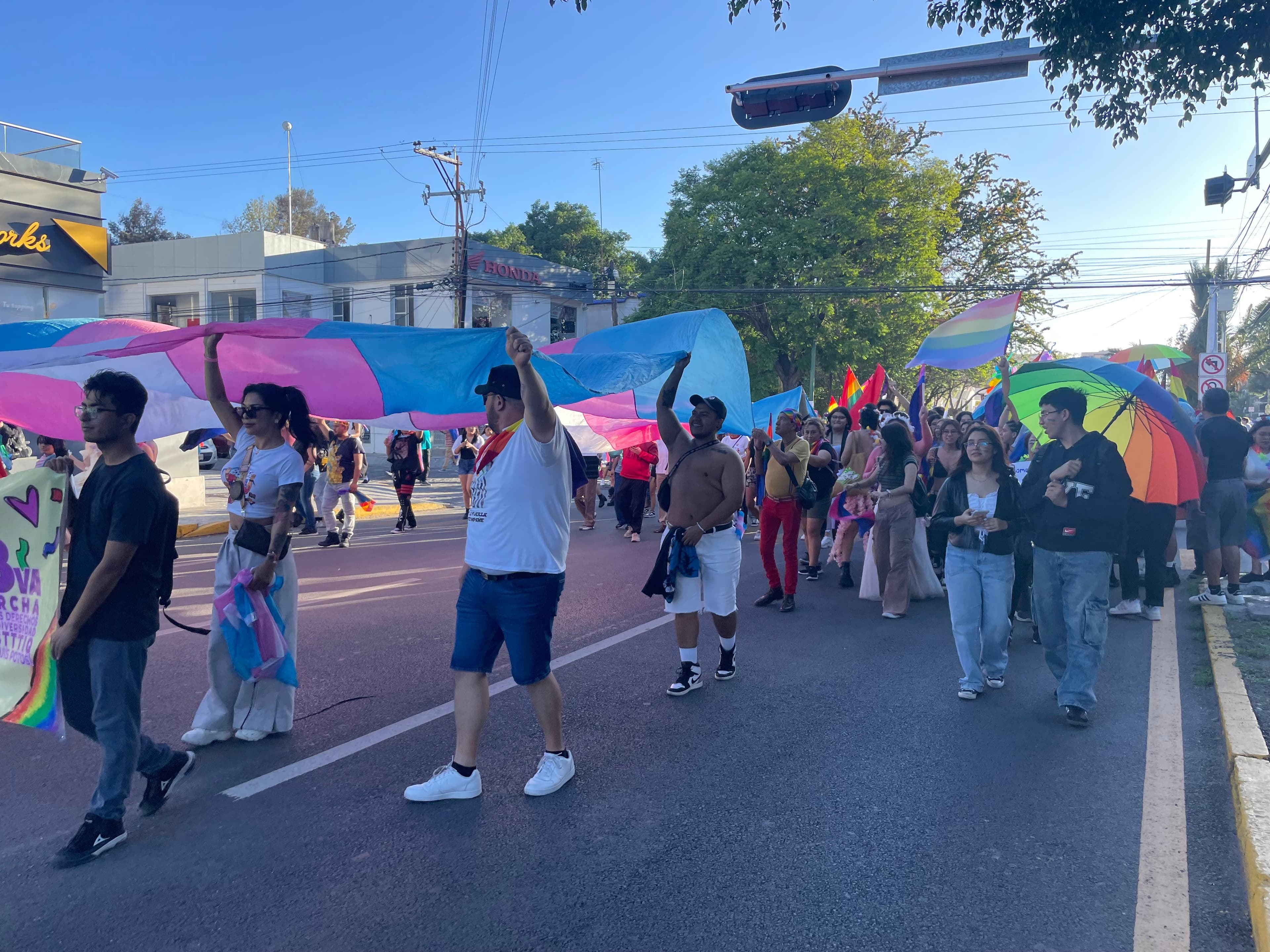 Denuncian colectivos trans tarifas para poder tener reconocimiento legal