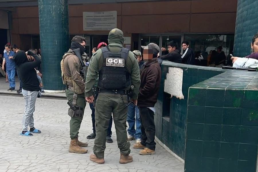 Rescatan a persona que intentó arrojarse del puente del IMSS