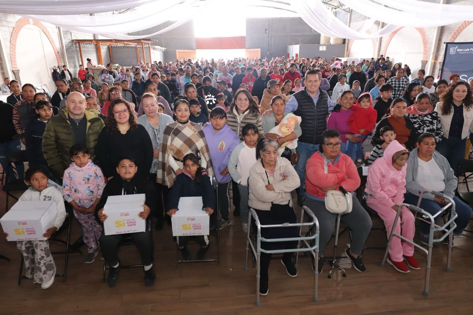 Entregan de forma masiva apoyos sociales a Delegación de Bocas