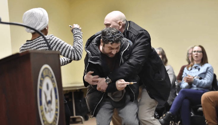 Agreden con líquido desconocido a Ilhan Omar en Minnesota