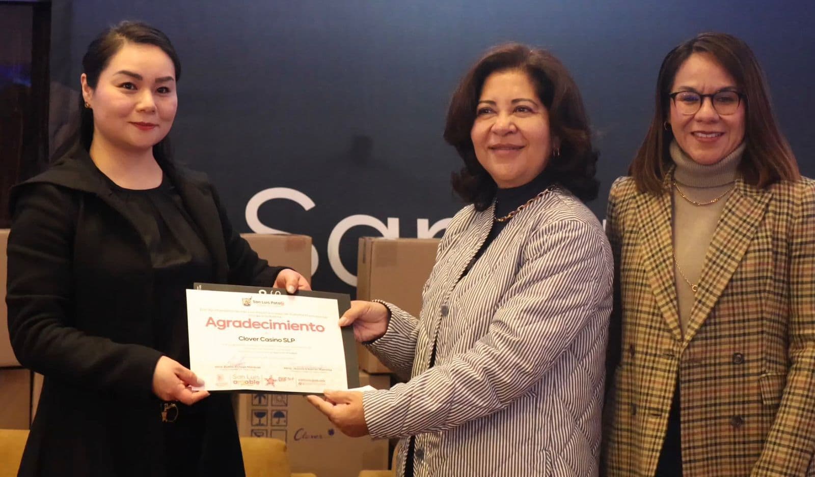 Recibe DIF Municipal donativos de casino para albergue invernal