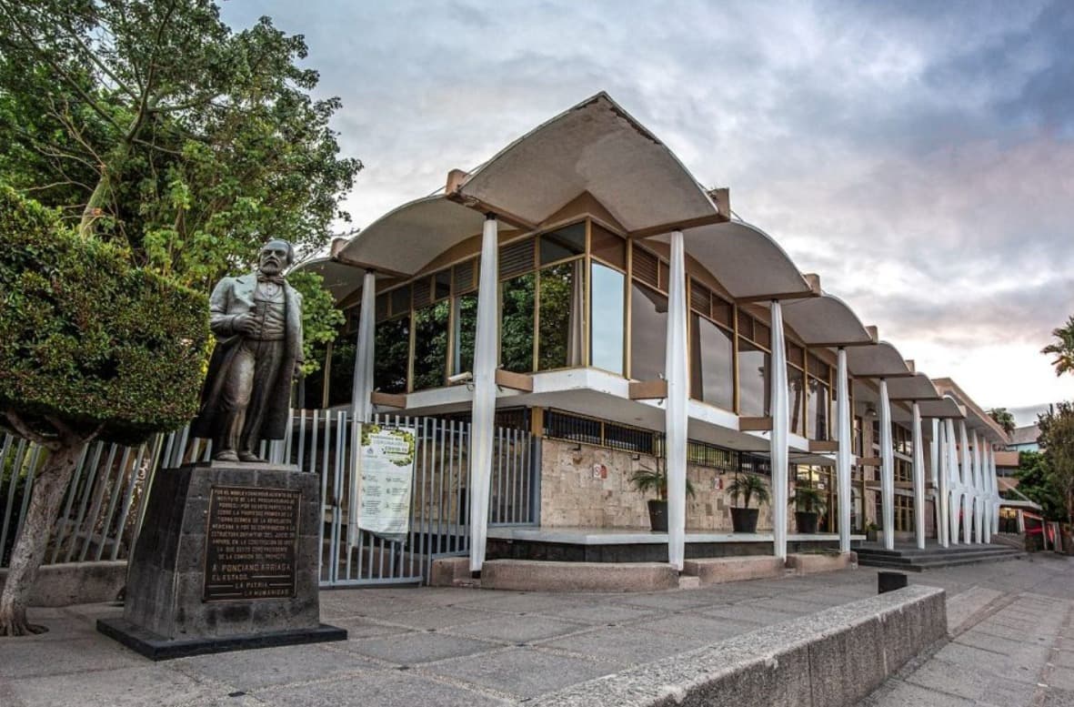 Denuncian presiones e imposiciones en dirección de Derecho