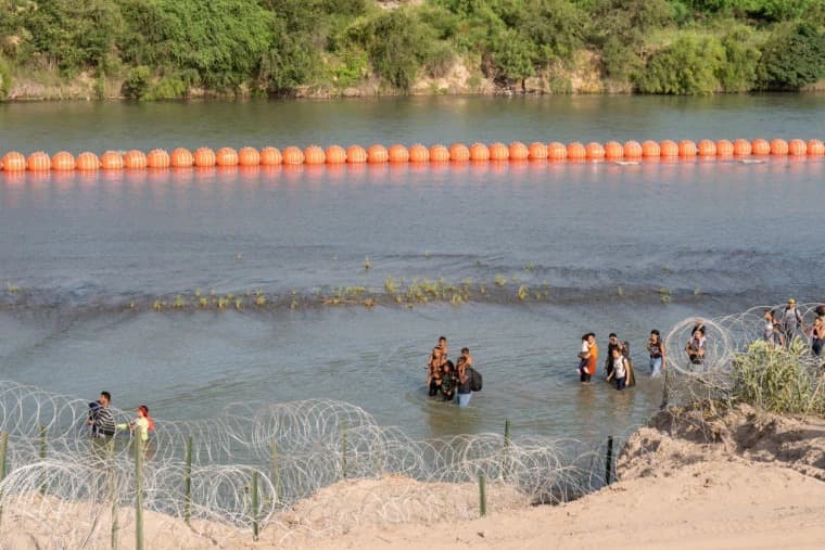 Instala EUA muro flotante en el río Bravo