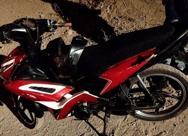 Agarran a adolescente de 17 años en una moto robada