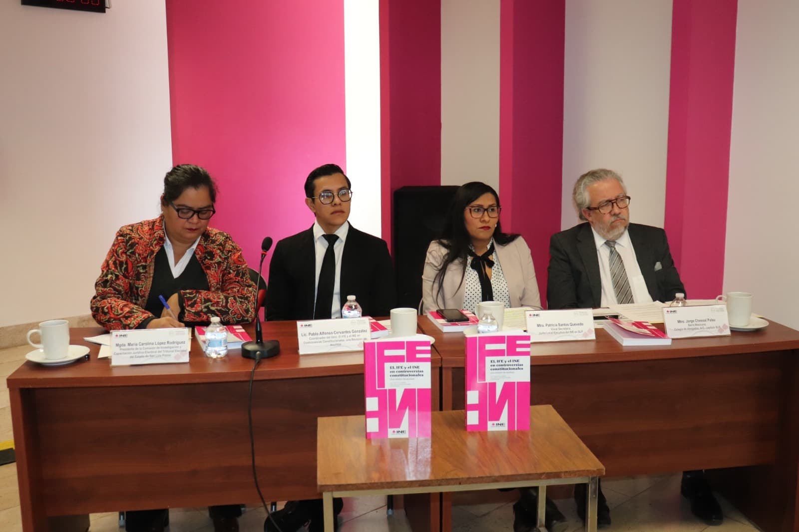 Presentan libro sobre el rol del INE como árbitro electoral