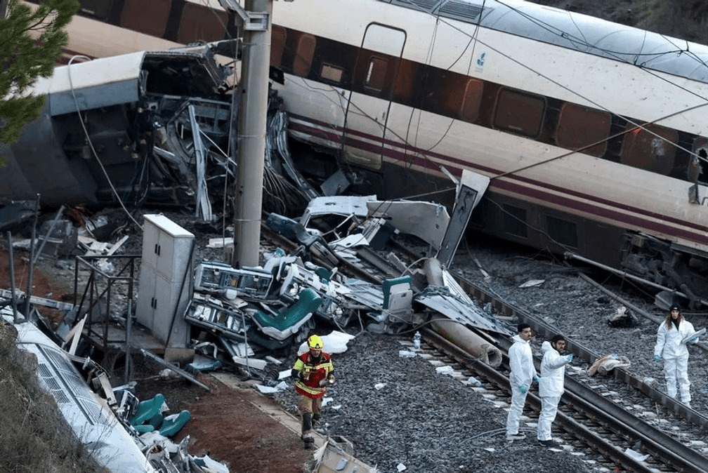 Continúan labores de rescate tras descarrilamiento de tren en España