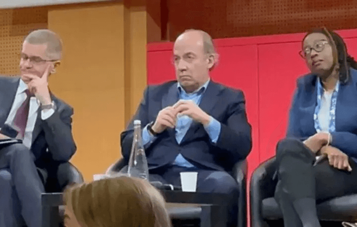 Abuchean a Felipe Calderón durante conferencia en París