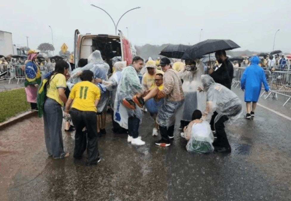 Les cae un rayo a manifestantes pro Bolsonaro en Brasil