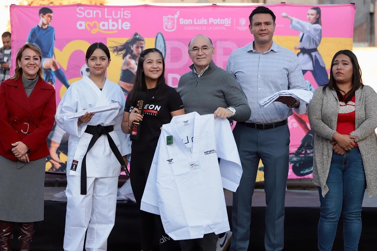 Entregan 500 dobok y karateguis a estudiantes