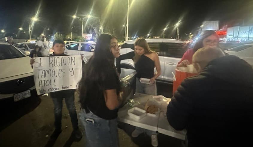 Elogian a niño que regala tamales afuera del Hospital Central