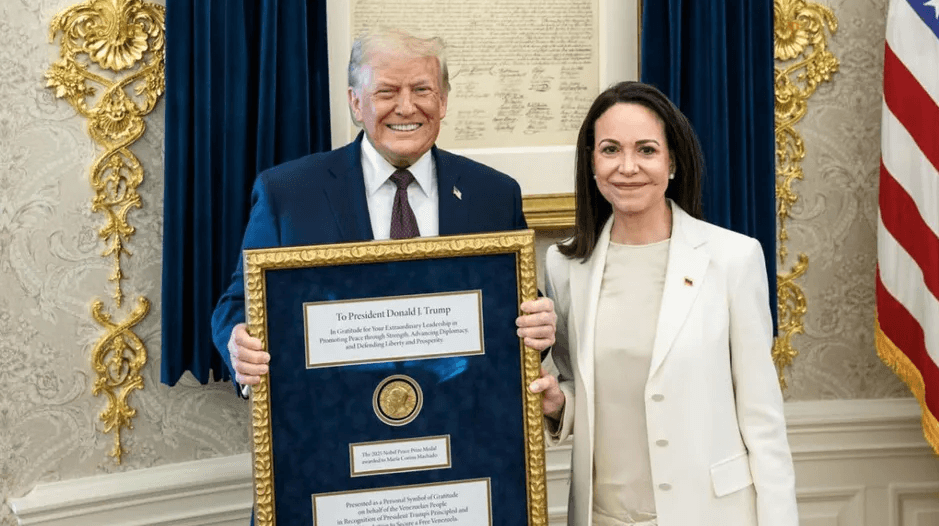 Corina Machado le entrega su nobel a Trump
