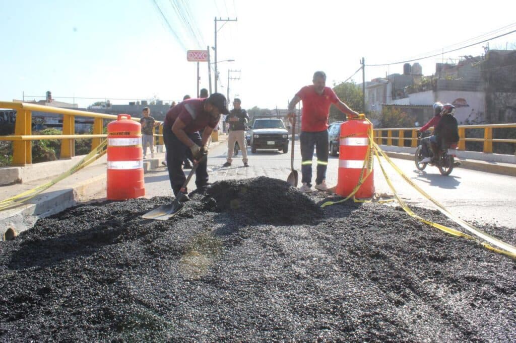 Rehabilitan con pavimento hidráulico puente en Río Paisanos