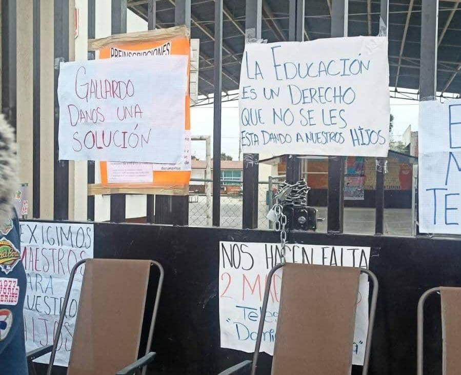 Toman telesecundaria Damián Carmona por falta de maestros