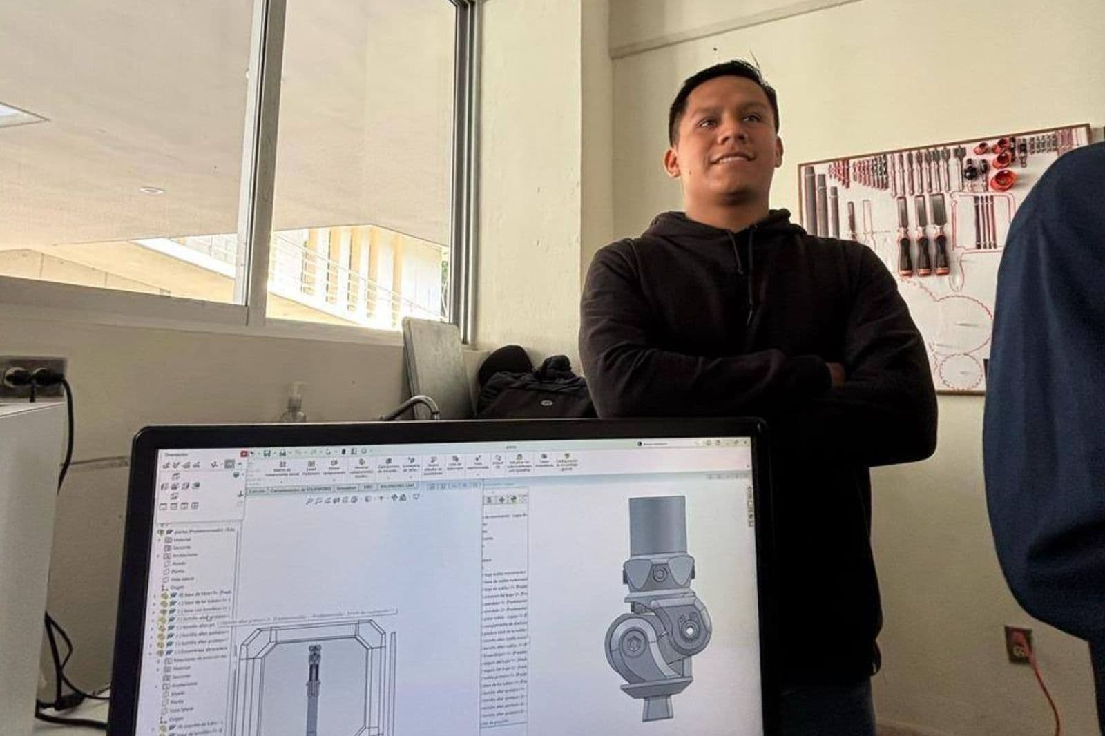 Galardonan a estudiante de la Autónoma por su proyecto en Prótesis de Pierna