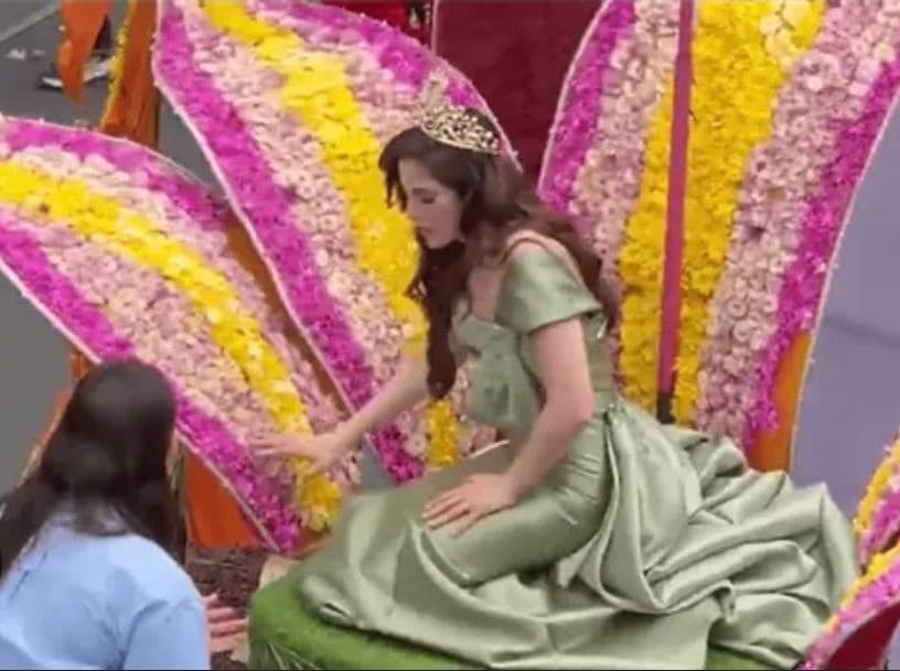Se desploma Fátima Bosch en desfile en Ecuador