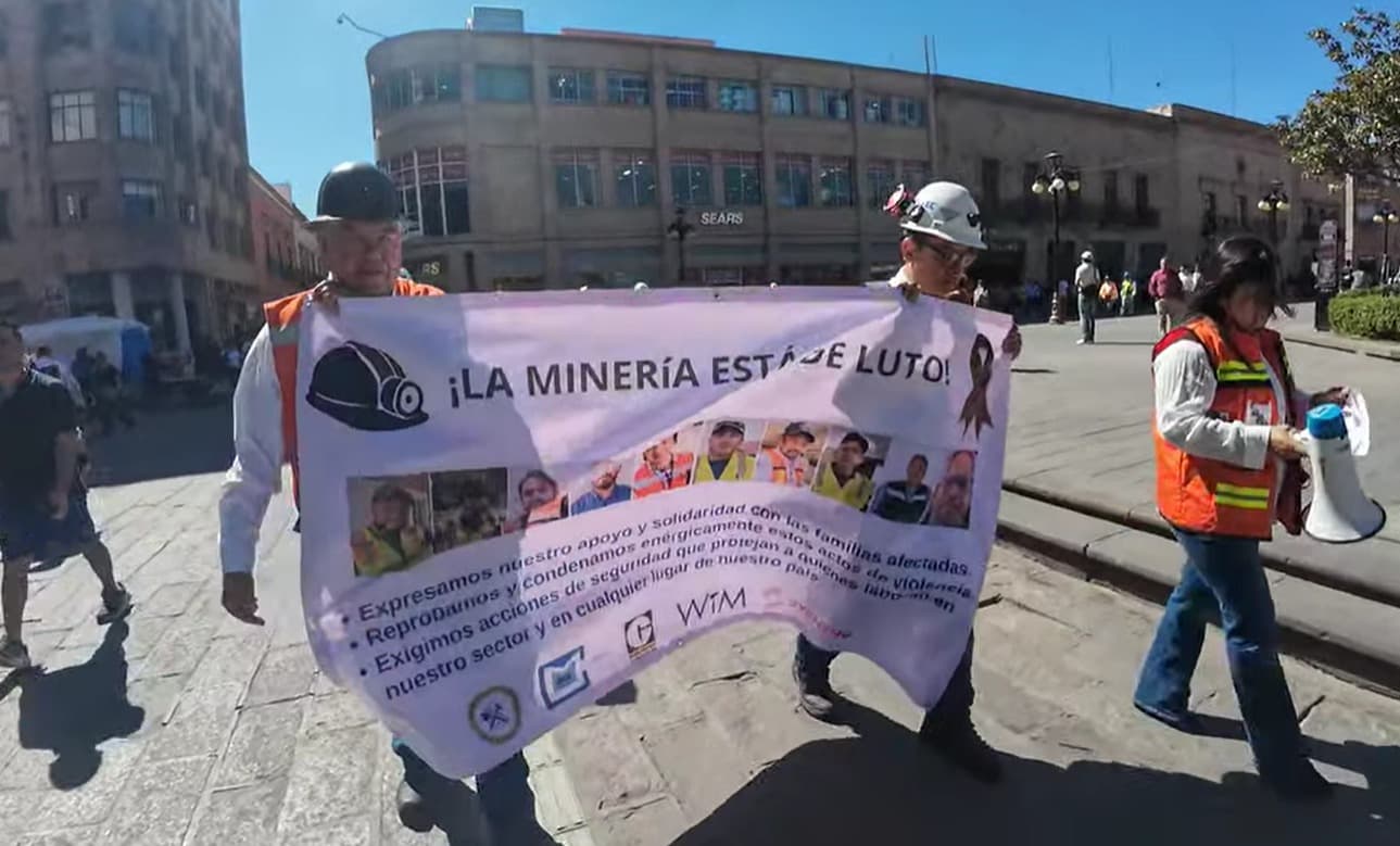 Marchan mineros potosinos en respaldo a compañeros de Sinaloa