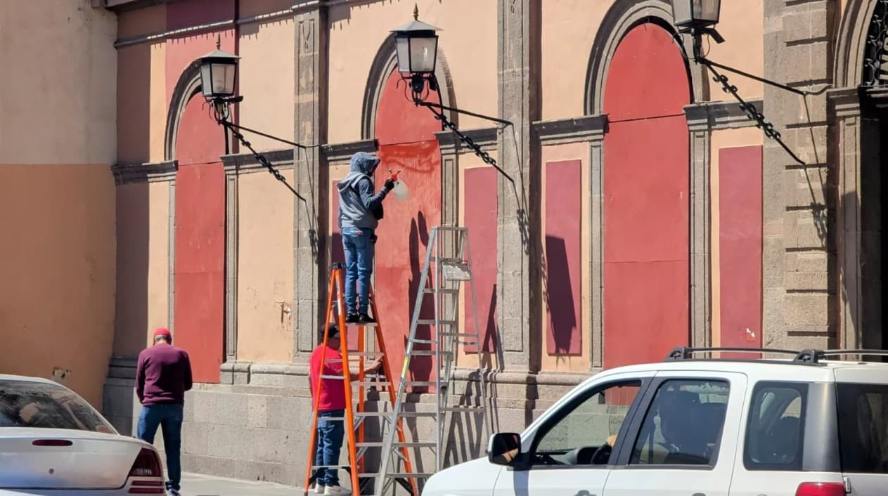 Blindan edificio central de la UASLP previo al 8M