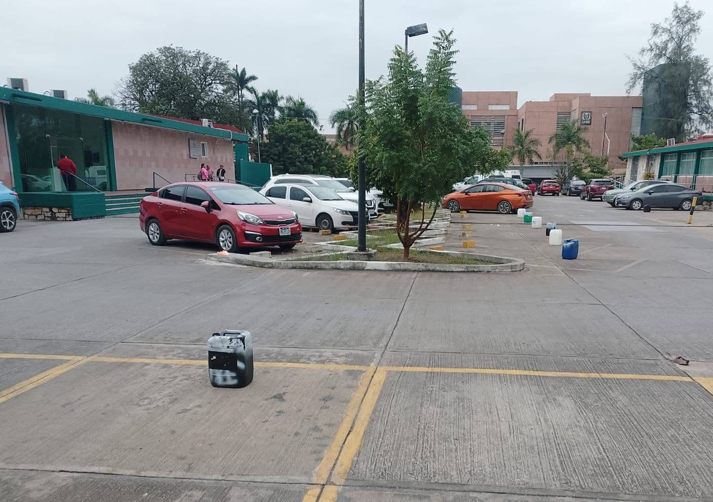 Obstruyen lugares de estacionamiento en IMSS de Cd. Valles